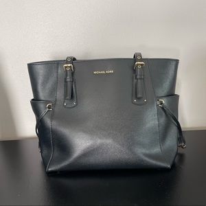 Micheal kors black voyager east west crossgrain leather tote